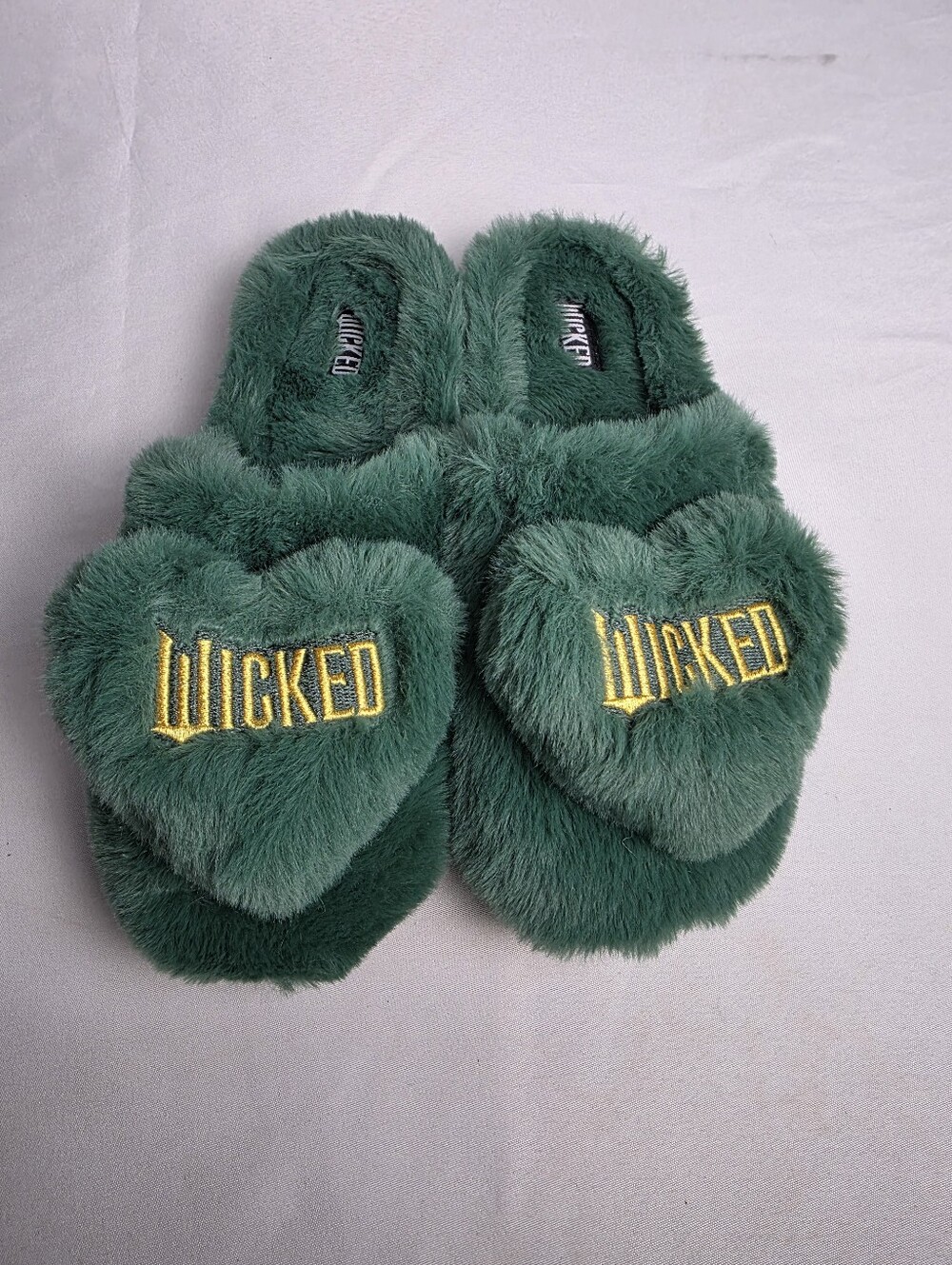 NWOT Wicked Green Fuzzy Fleece Heart Slippers Size Large